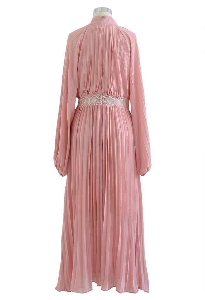 فستان طويل بطيات كاملة من الدانتيل باللون الوردي