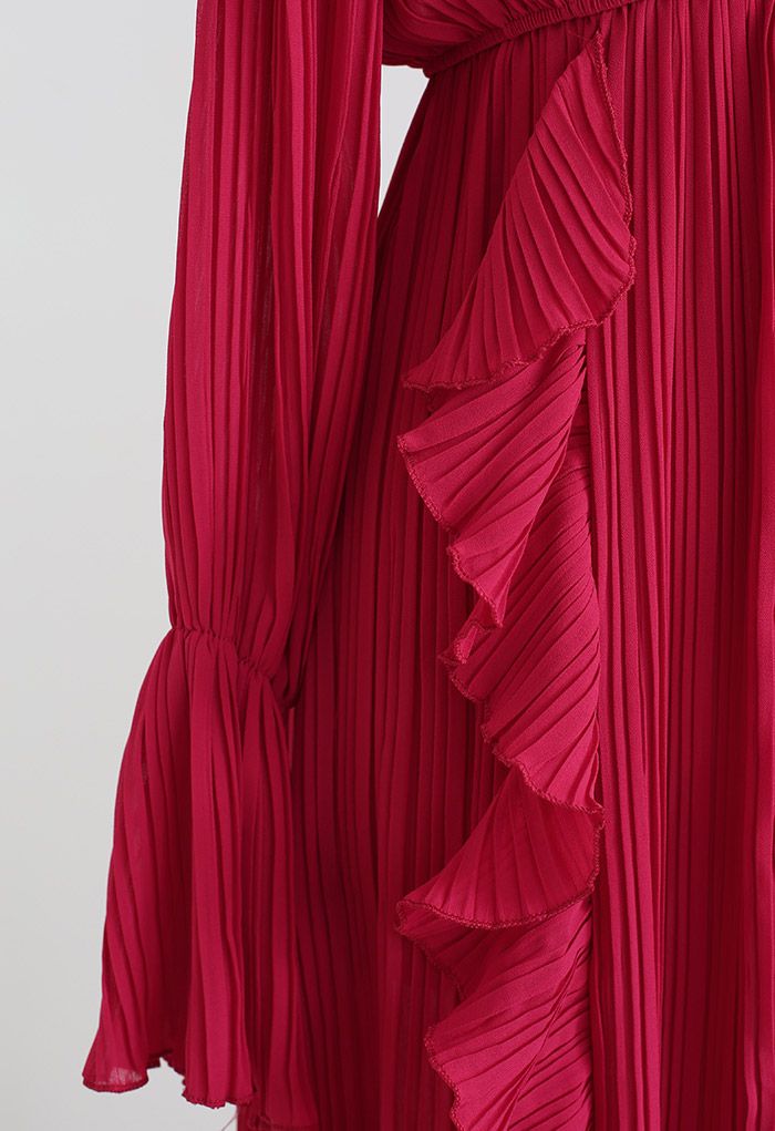 فستان شيفون طويل بكشكشة غير متماثل وطيات باللون الأحمر