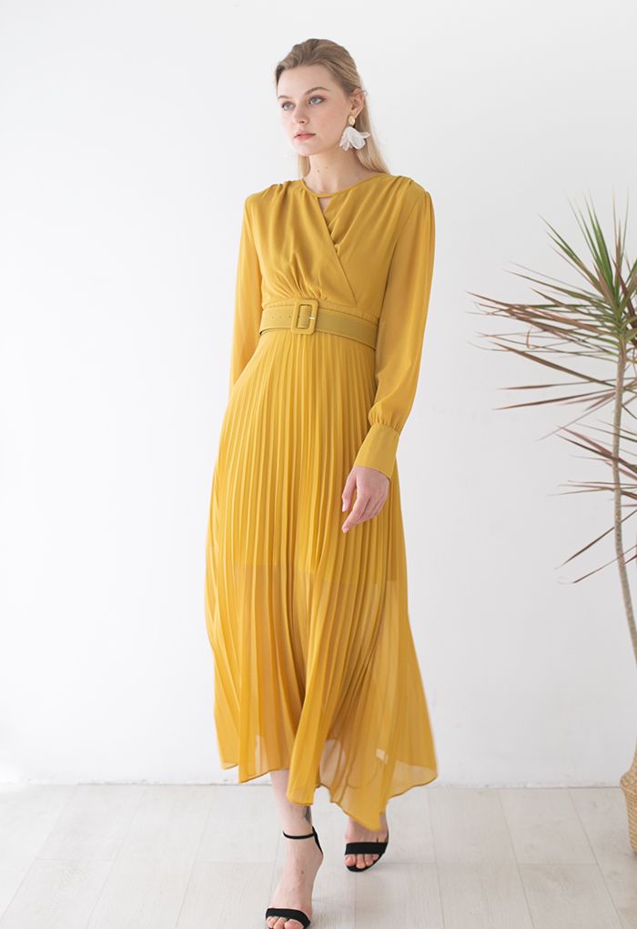 فستان طويل من الشيفون بتصميم ملفوف وطيات باللون الأصفر
