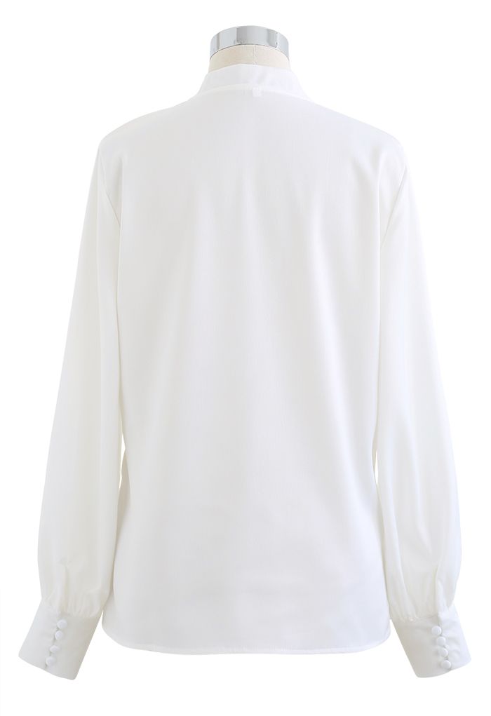 قميص ساتان سموك بياقة V من الأمام باللون الأبيض