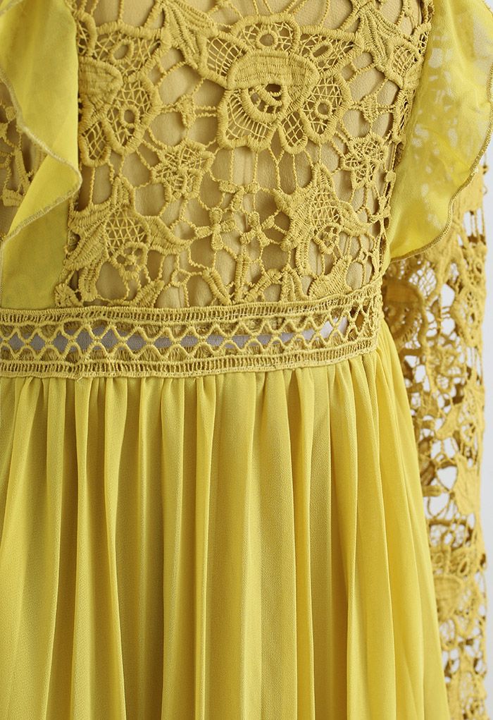 فستان متوسط الطول بطيات شيفون من الكروشيه الأزهار باللون الأصفر