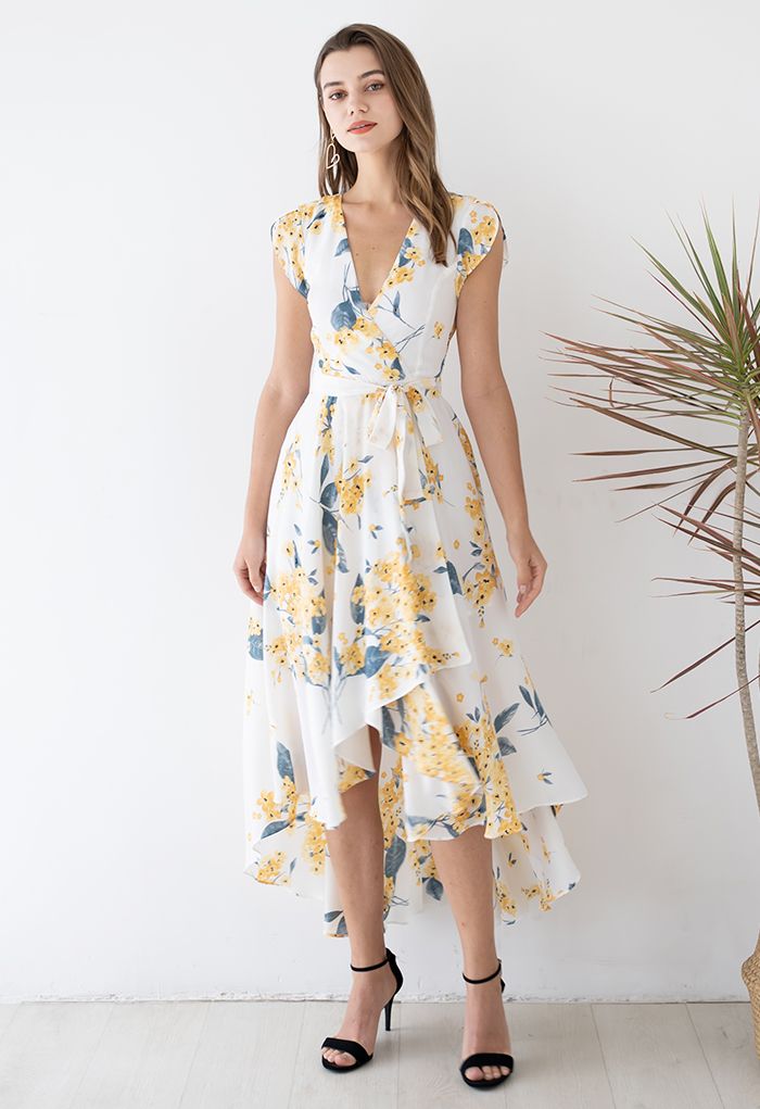 فستان أصفر غير متماثل بدون أكمام ملفوف بنقشة الزهور
