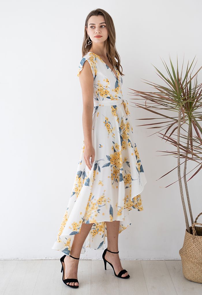فستان أصفر غير متماثل بدون أكمام ملفوف بنقشة الزهور