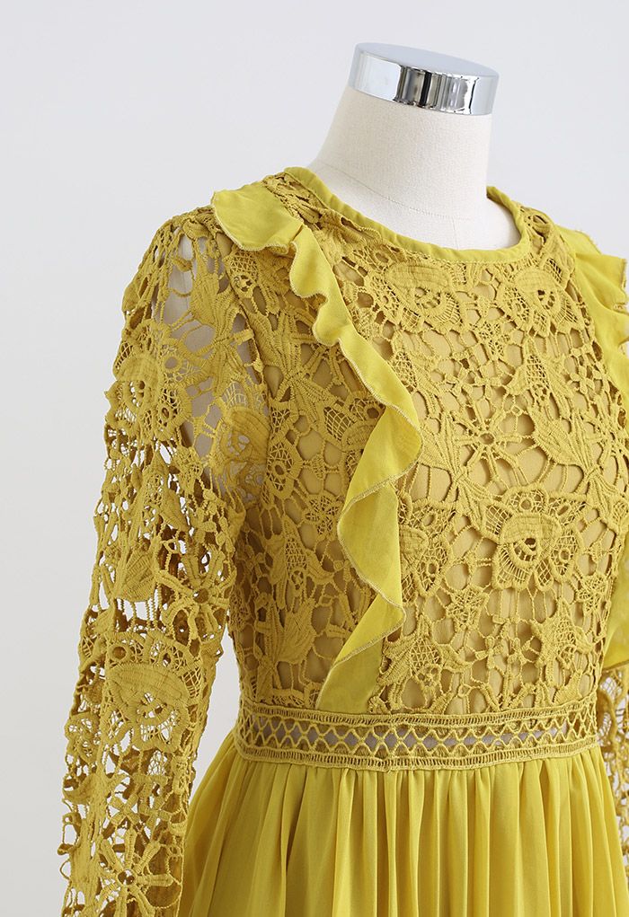 فستان متوسط الطول بطيات شيفون من الكروشيه الأزهار باللون الأصفر