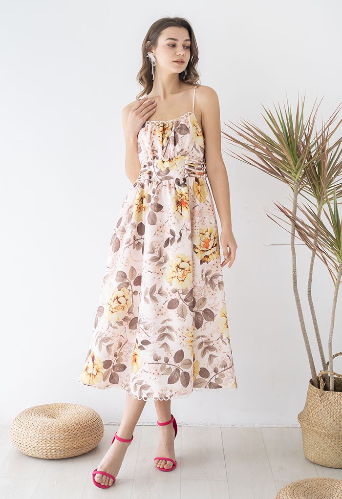 فستان صيفي مزين بحافة الإسكالوب النباتية