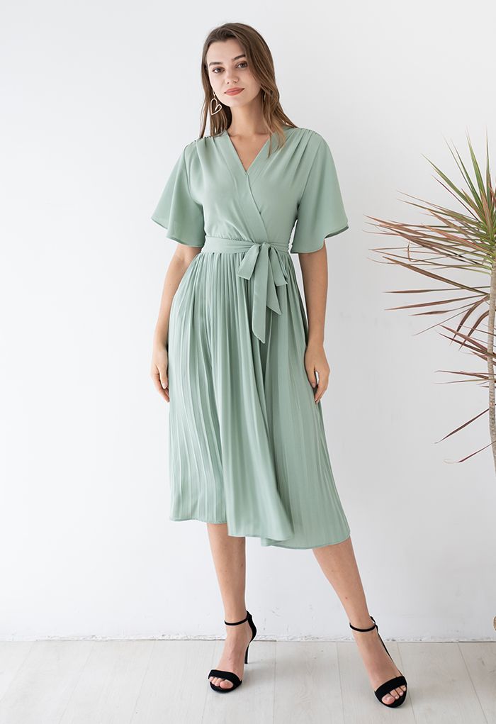 فستان متوسط الطول بتصميم ملفوف ورباط على الخصر وطيات باللون الأخضر البازلاء