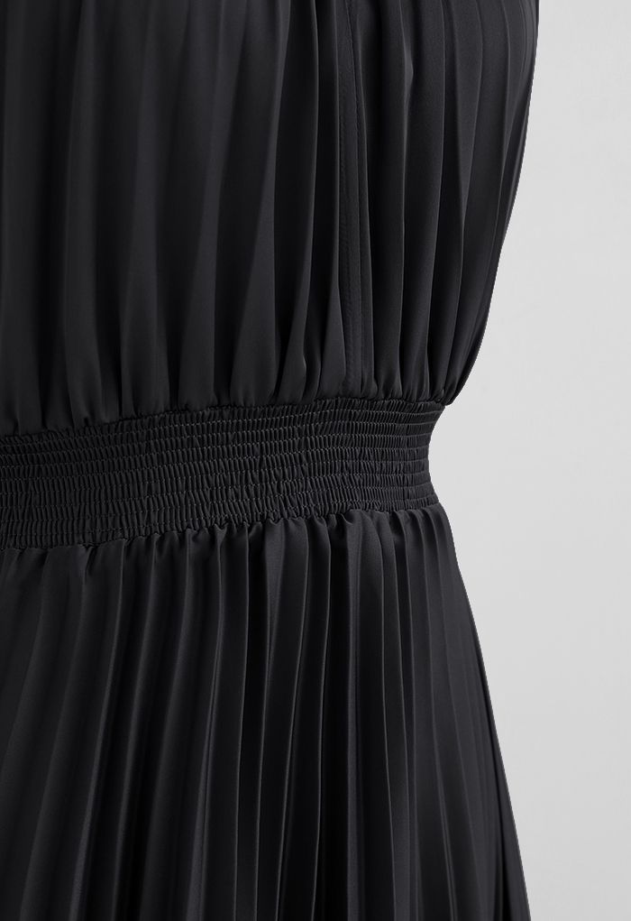 فستان ماكسي غير متماثل بطيات برباط حول الرقبة باللون الأسود