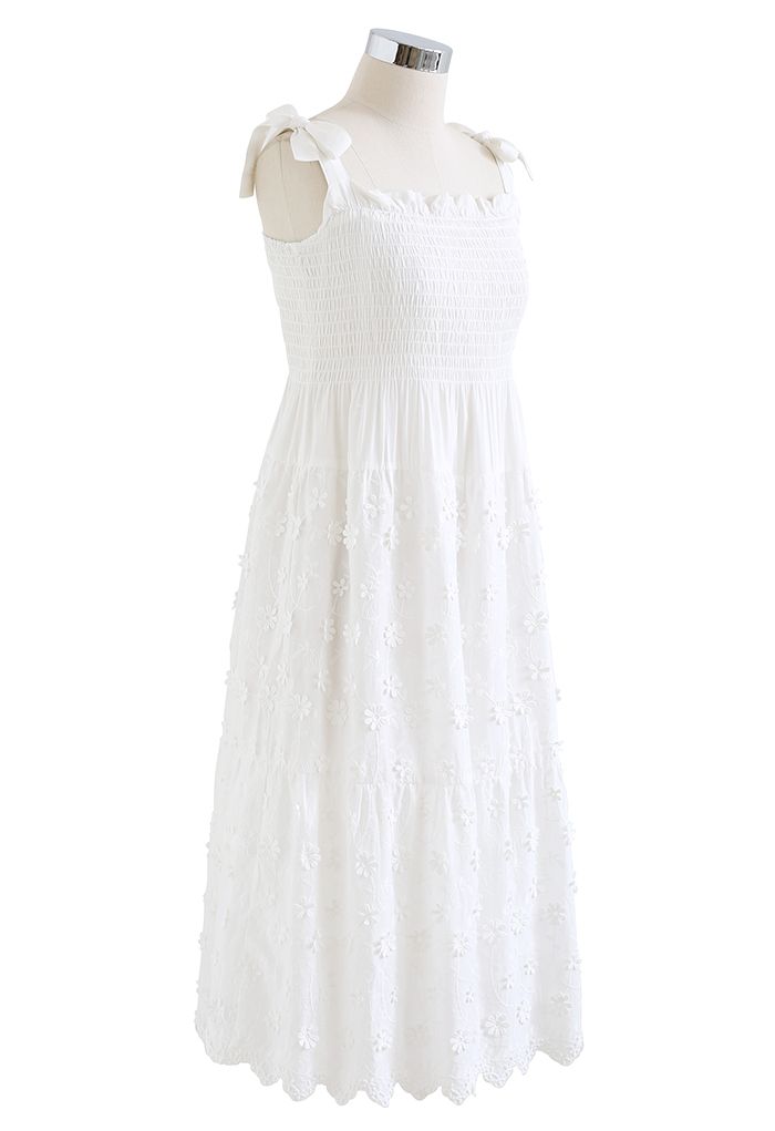 فستان أبيض مطرز بالزهور ثلاثي الأبعاد