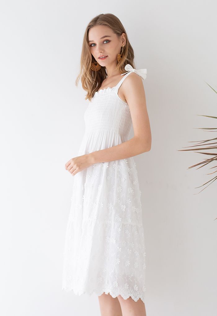 فستان أبيض مطرز بالزهور ثلاثي الأبعاد