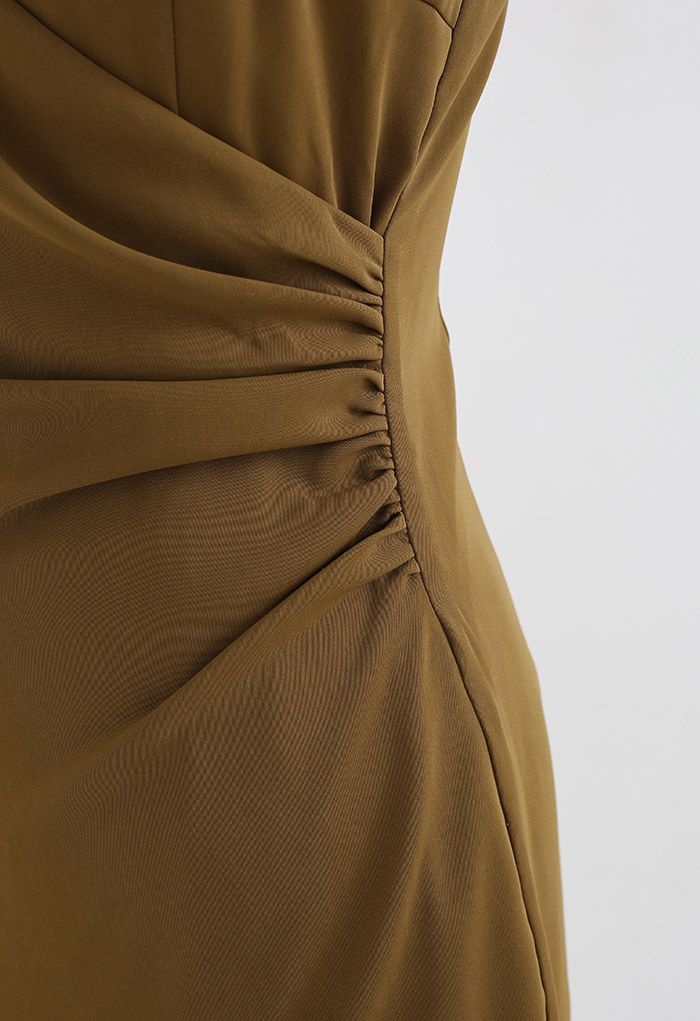 فستان كامي غير متماثل مكشكش ملفوف في الصدر باللون الكاكي