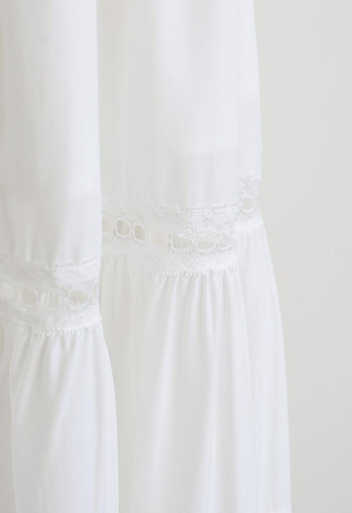 فستان أبيض بحزام مكشكش مكشوف الأكتاف