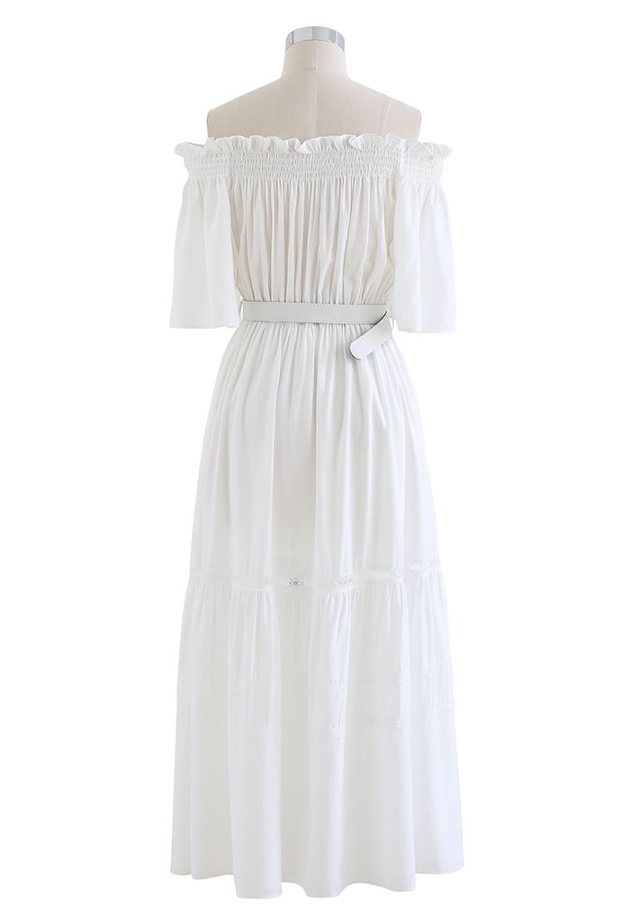 فستان أبيض بحزام مكشكش مكشوف الأكتاف