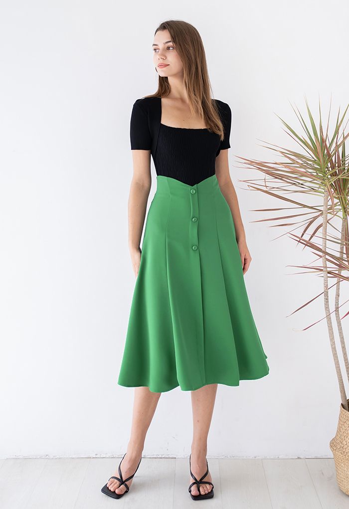 تنورة متوسطة الطول بخصر مرتفع بأزرار باللون الأخضر