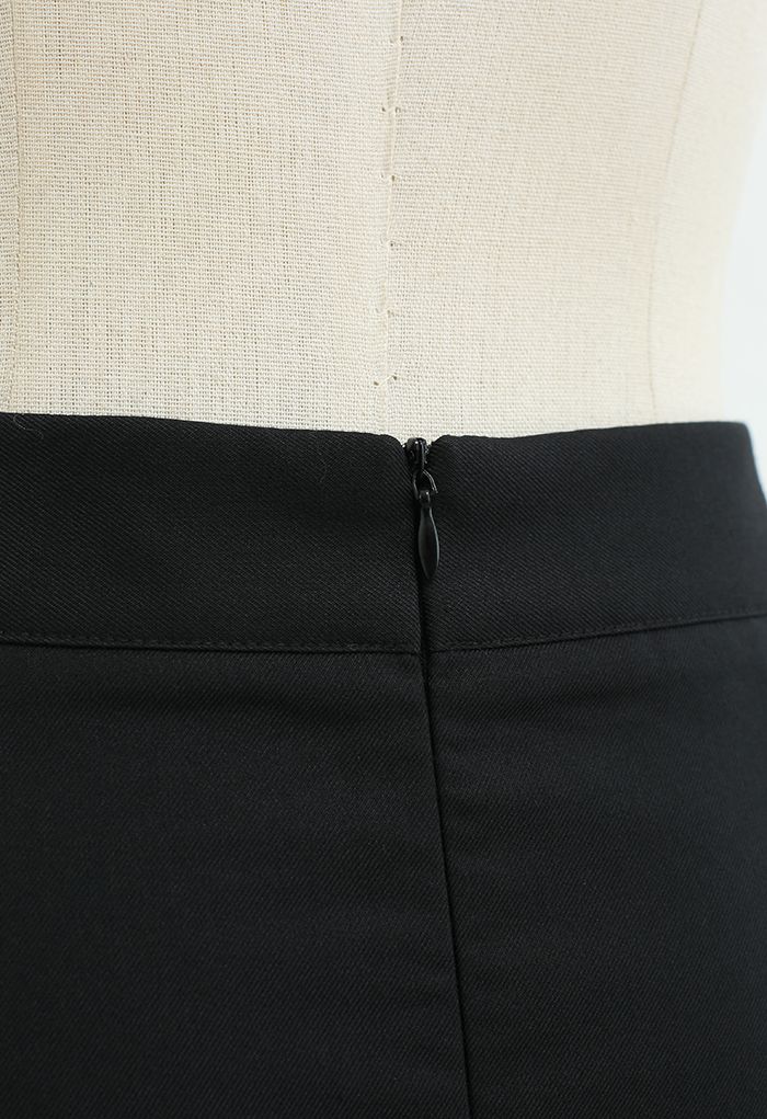 تنورة قصيرة مطوية مقسمة باللون الأسود