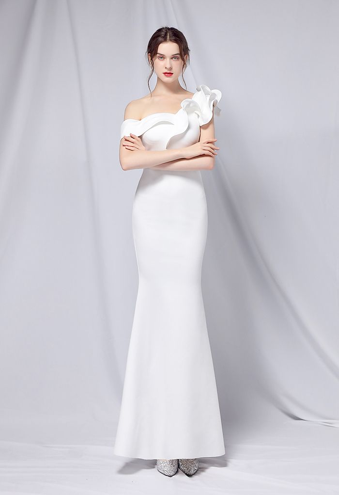 فستان ساتان حورية البحر بكتف واحد مكشكش باللون الأبيض