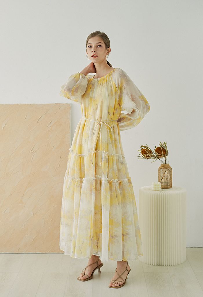 فستان ماكسي شيفون بحافة مكشكشة بنقشة زهور ضبابي باللون الأصفر