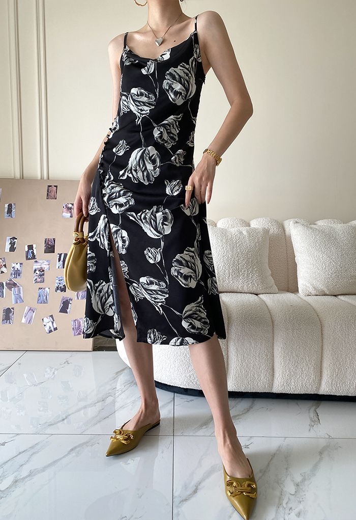 فستان ساتان منقوش بأزرار جانبية باللون الأسود