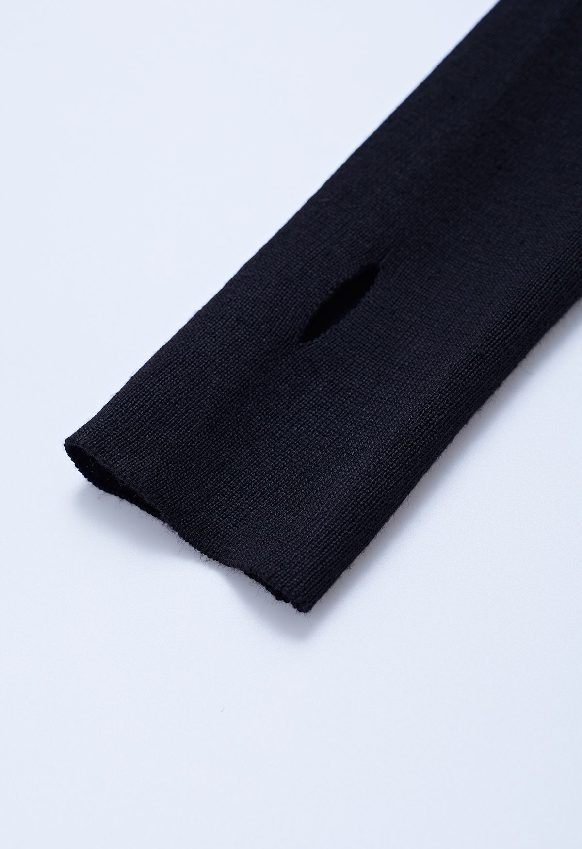 بلوزة قصيرة محبوكة بربطة عنق ذاتيًا باللون الأسود