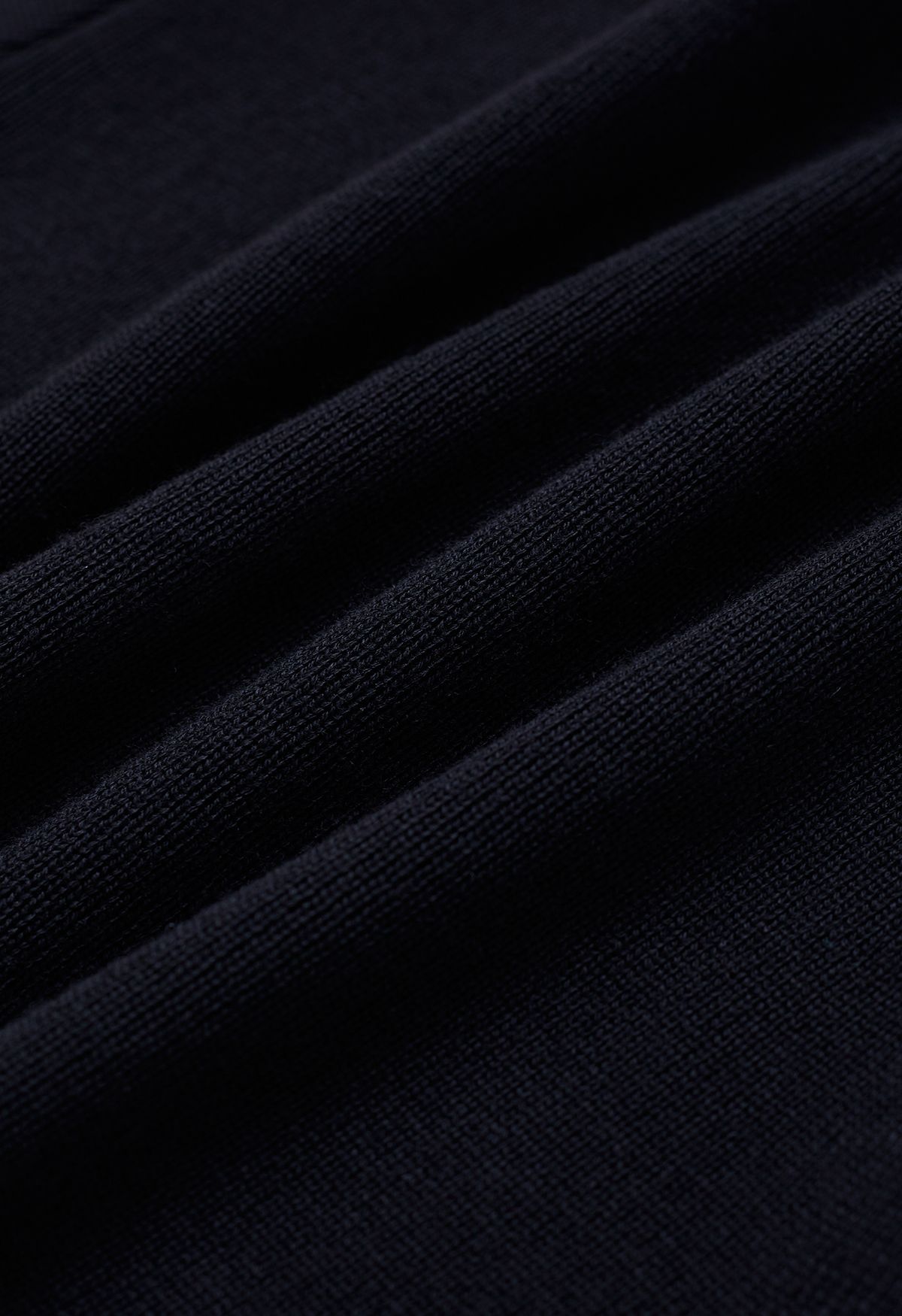 بلوزة قصيرة محبوكة بربطة عنق ذاتيًا باللون الأسود