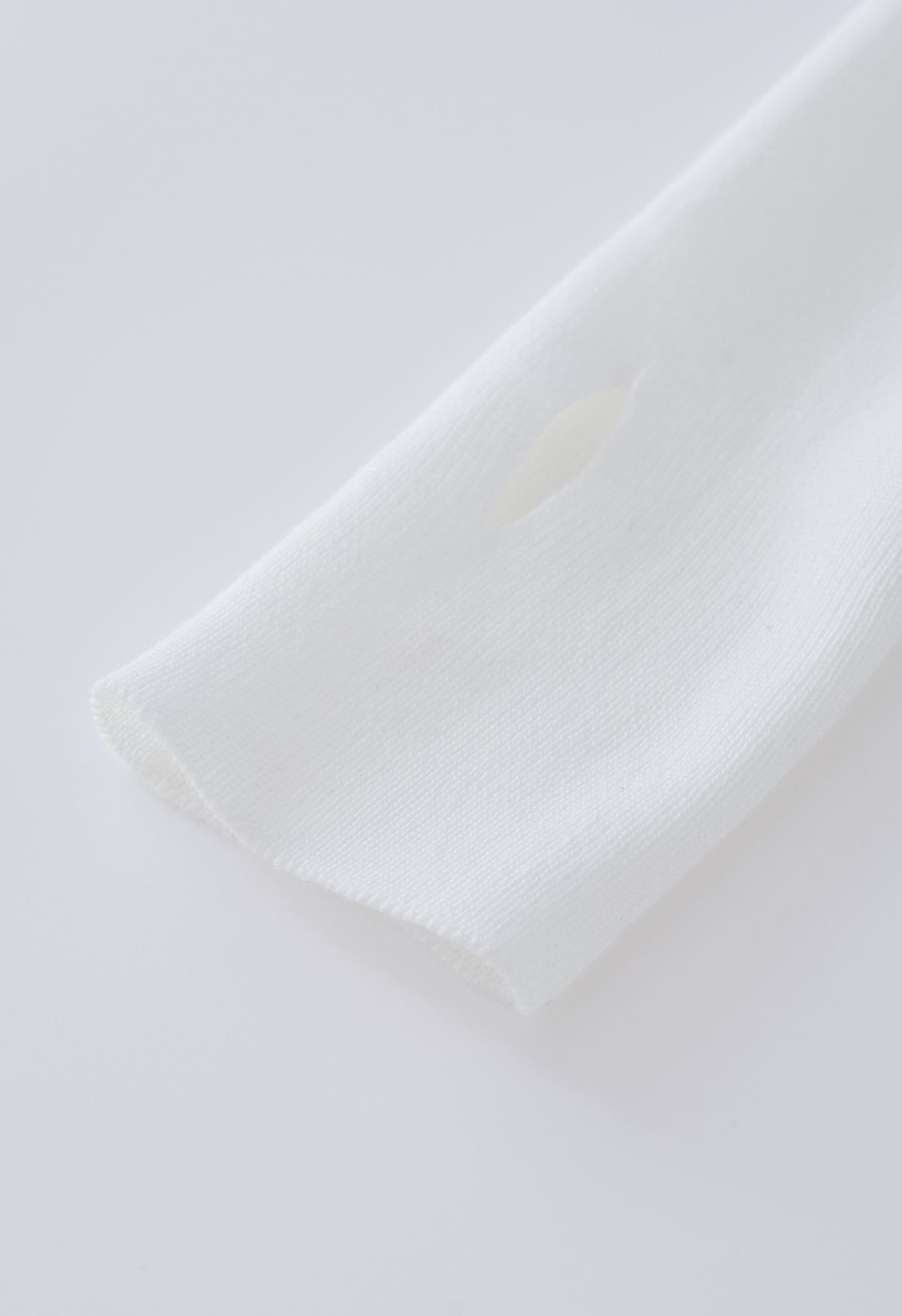 بلوزة قصيرة محبوكة بربطة عنق ذاتيًا باللون الأبيض