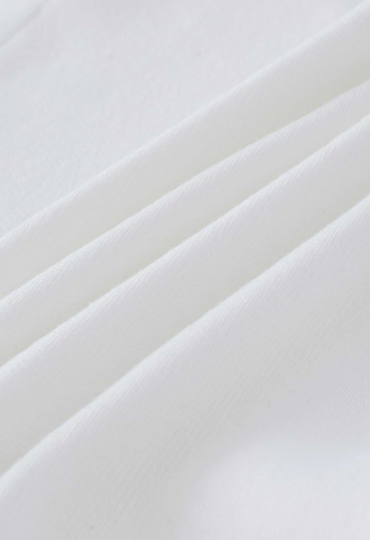 بلوزة قصيرة محبوكة بربطة عنق ذاتيًا باللون الأبيض