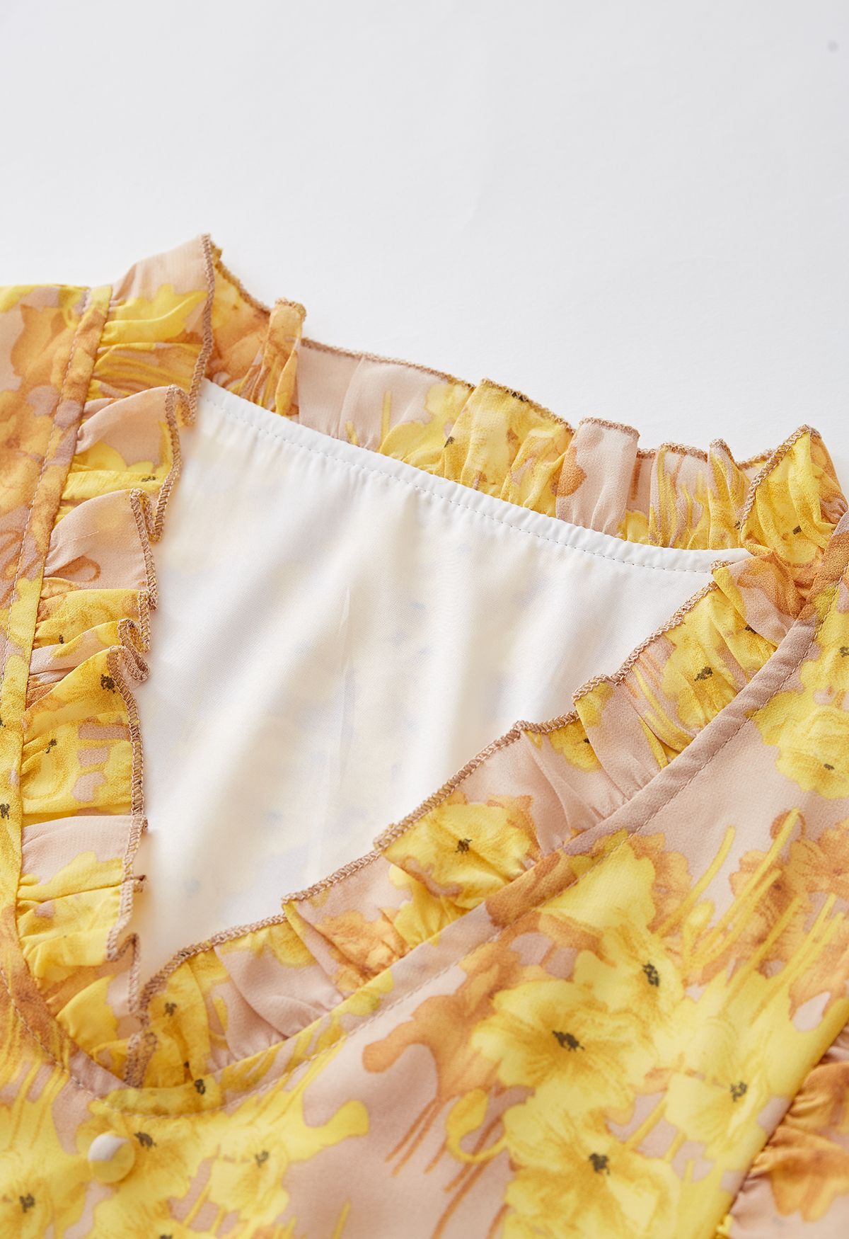 فستان شيفون أنيق مكشكش مزين بالورود ورباط على الخصر باللون الأصفر