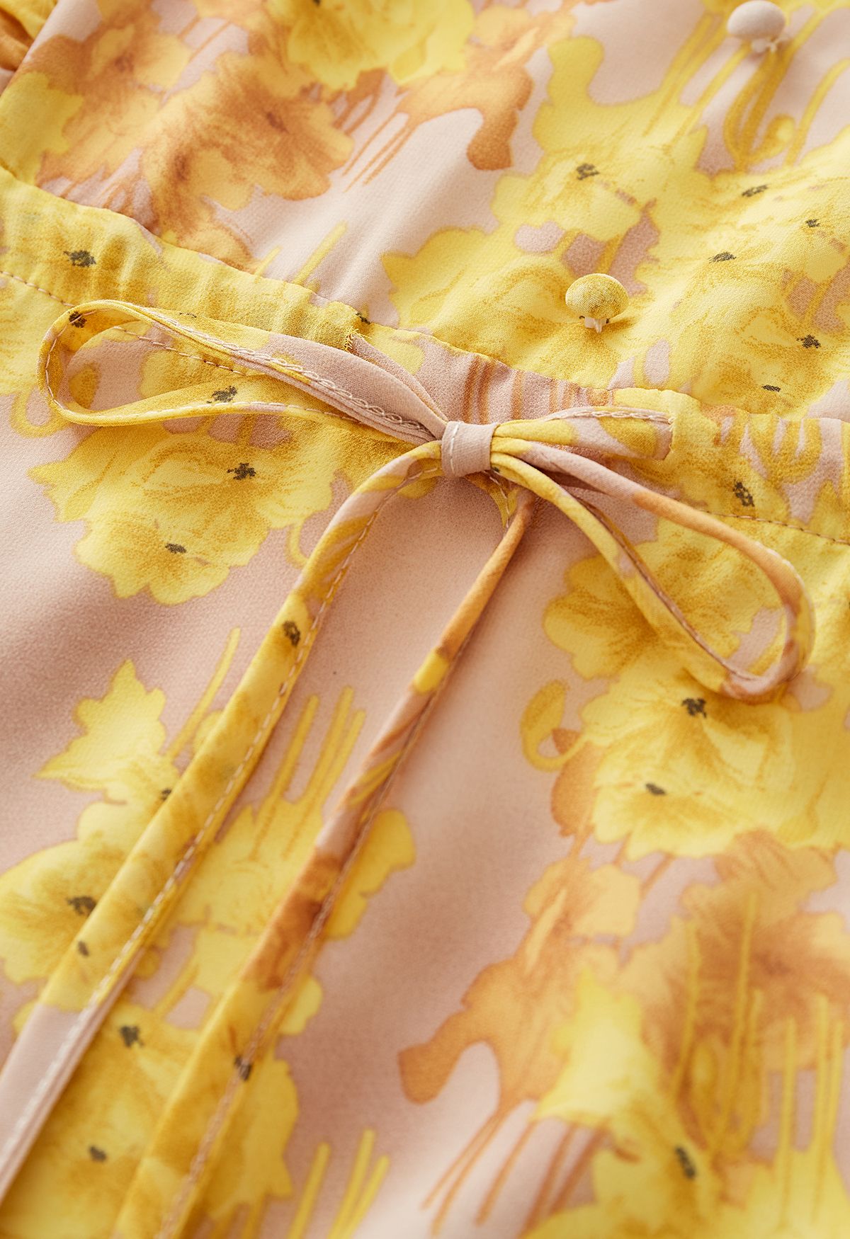 فستان شيفون أنيق مكشكش مزين بالورود ورباط على الخصر باللون الأصفر