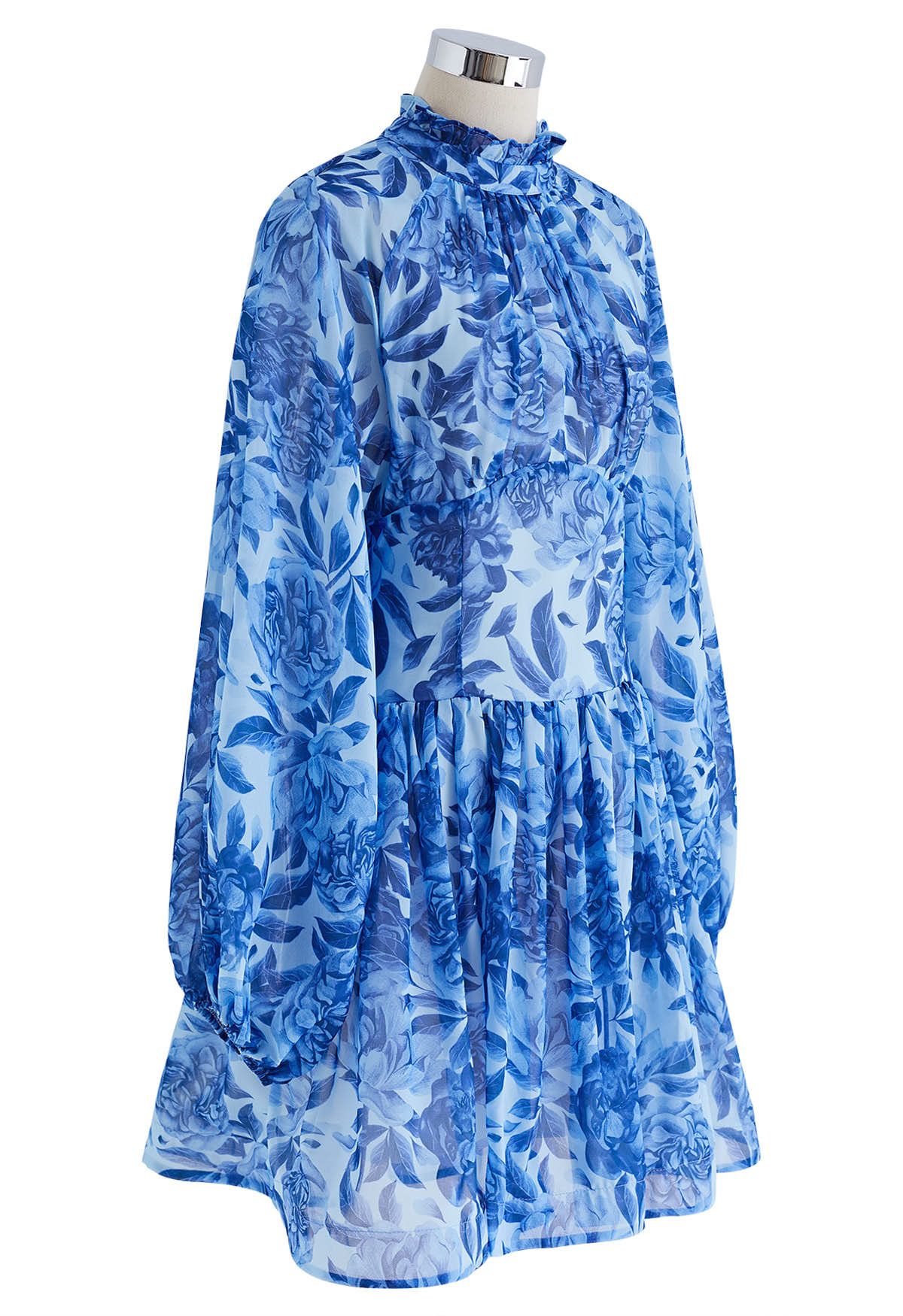 فستان مكشكش بأكمام فقاعية مزهّر ومفتوح من الخلف باللون الأزرق