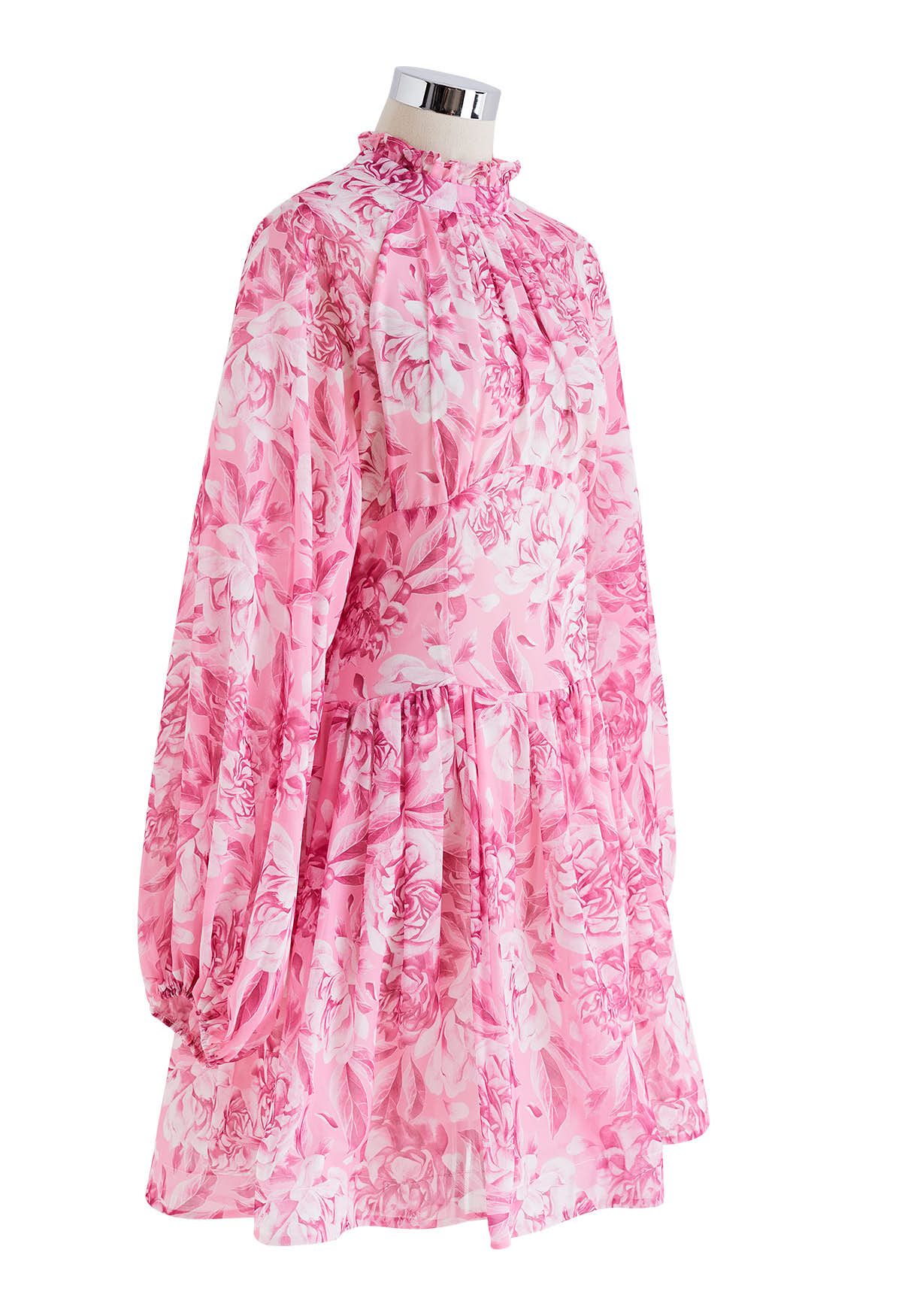 فستان مكشكش بأكمام فقاعية مزين بالورود ومقطع من الخلف باللون الوردي