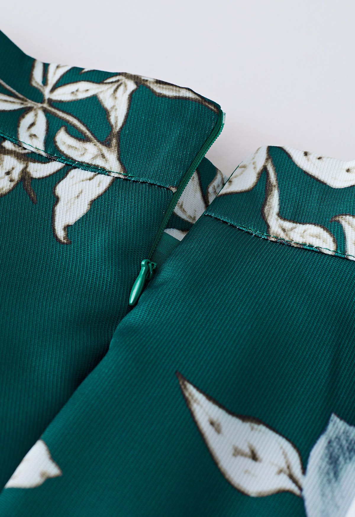 تنورة ميدي مضيئة بأزهار ماغنوليا خضراء