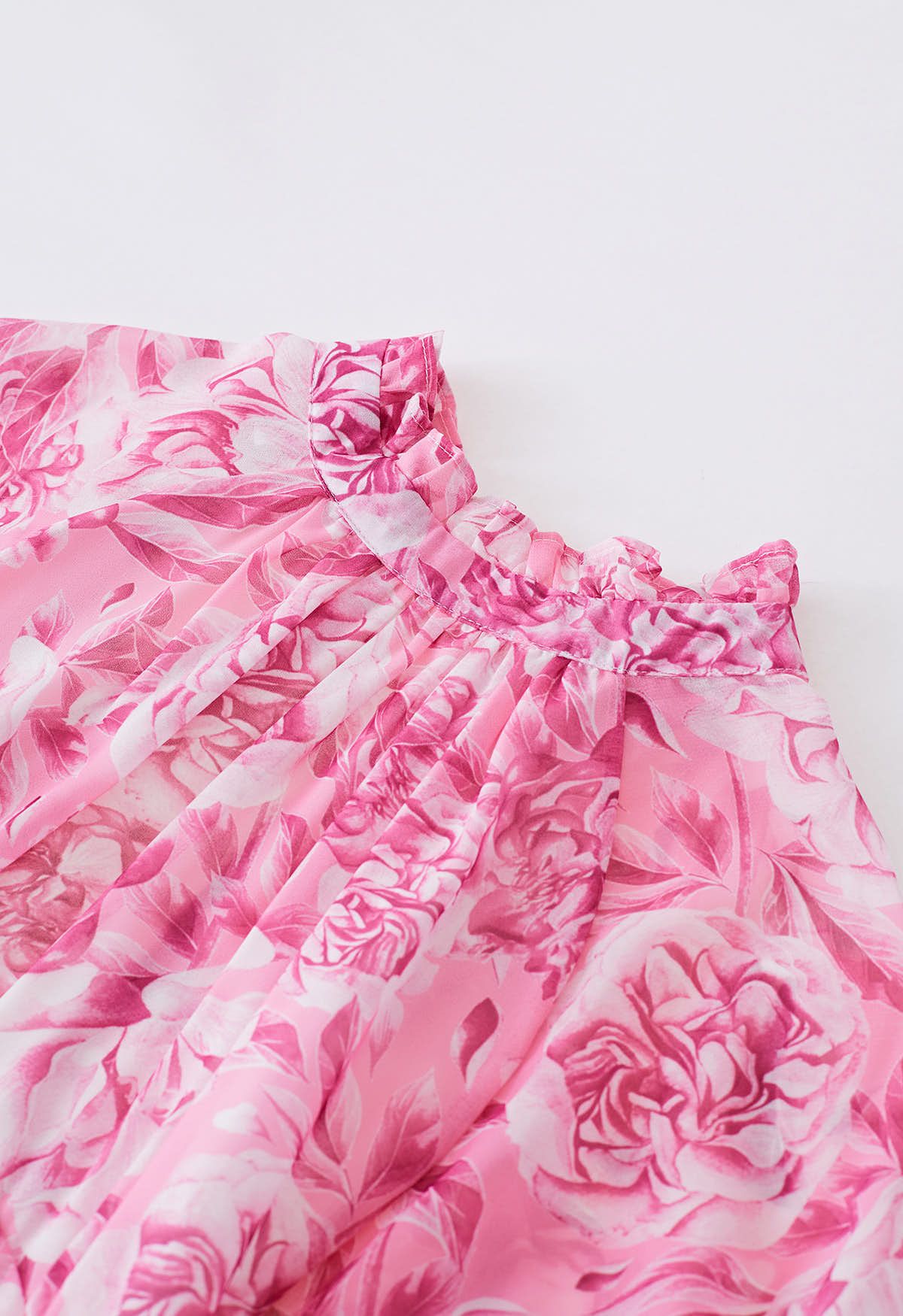 فستان مكشكش بأكمام فقاعية مزين بالورود ومقطع من الخلف باللون الوردي