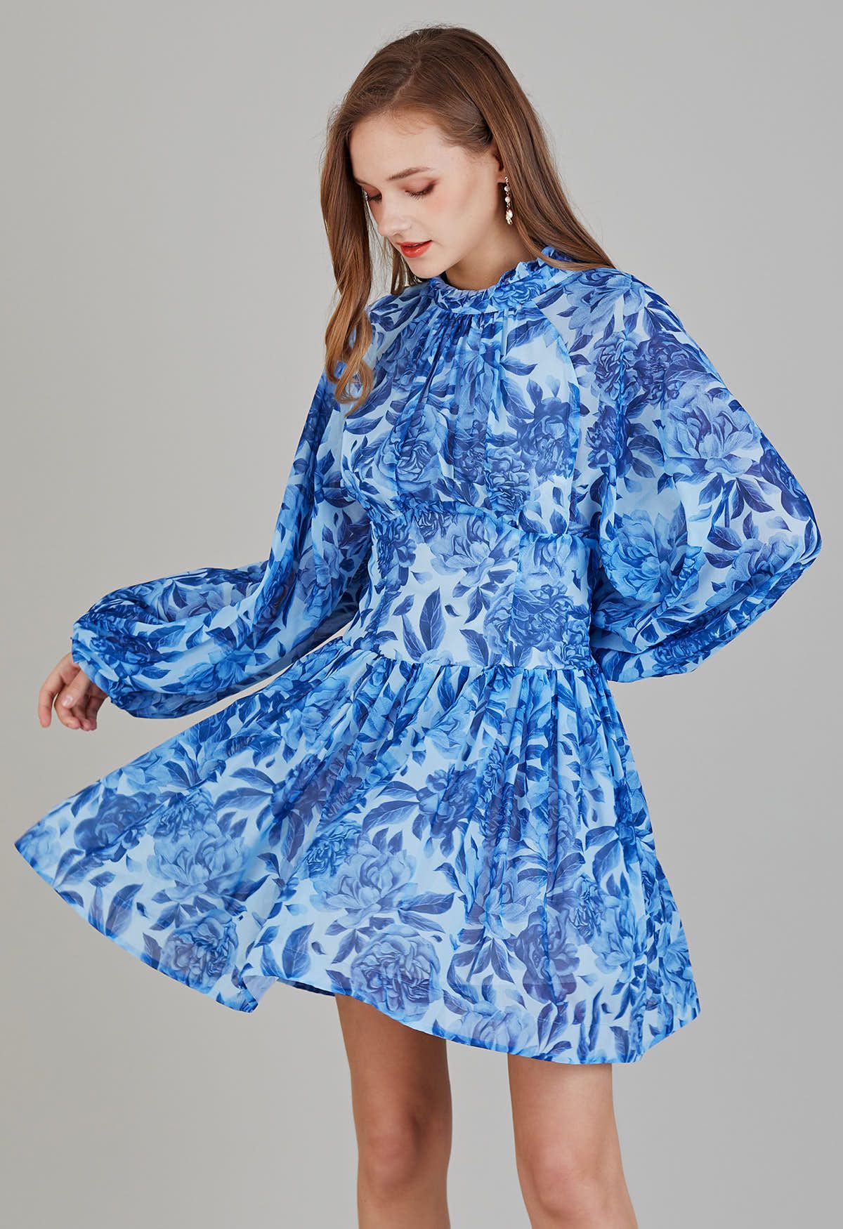فستان مكشكش بأكمام فقاعية مزهّر ومفتوح من الخلف باللون الأزرق
