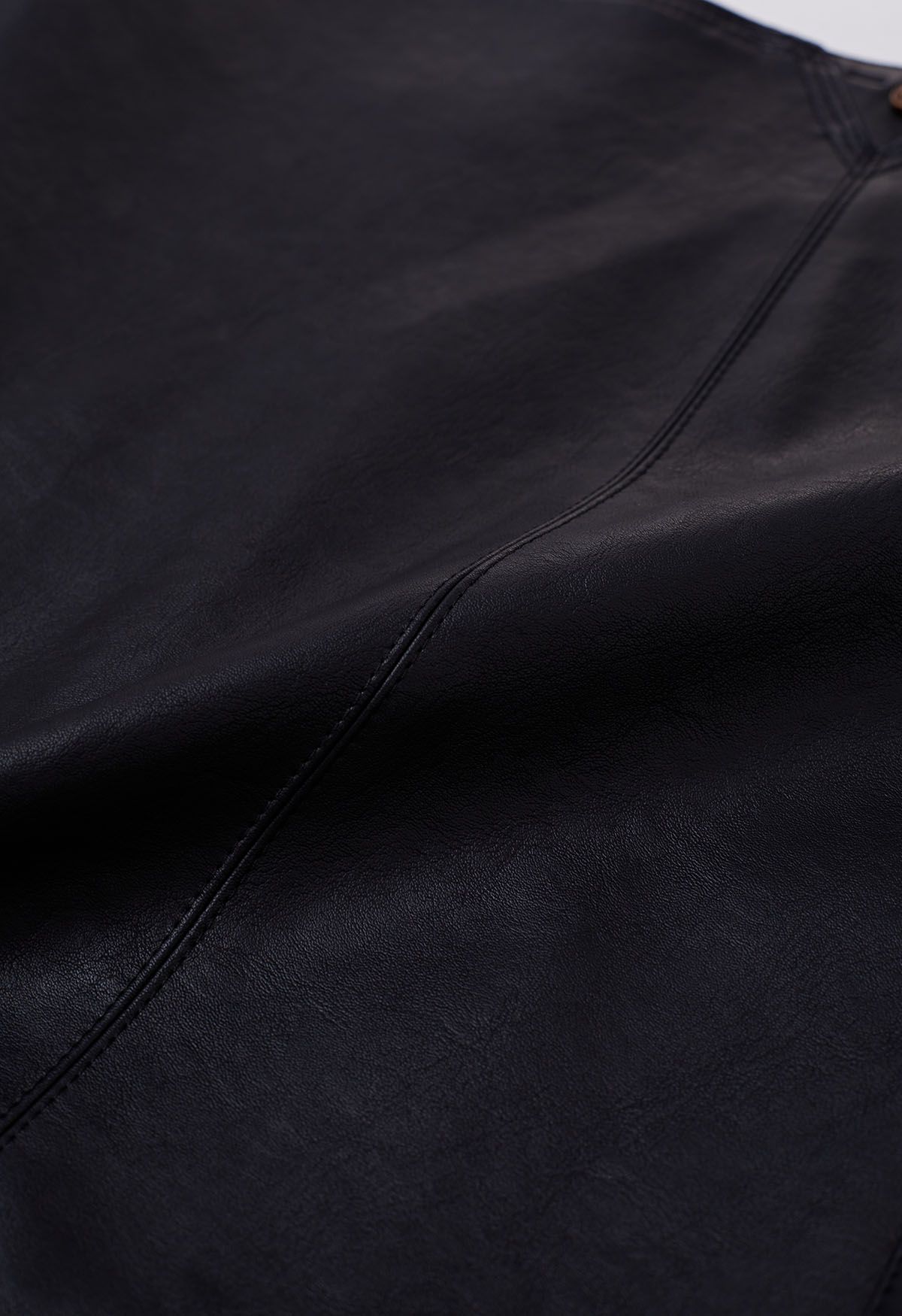 تنورة قصيرة من الجلد الصناعي مزين بأزرار باللون الأسود