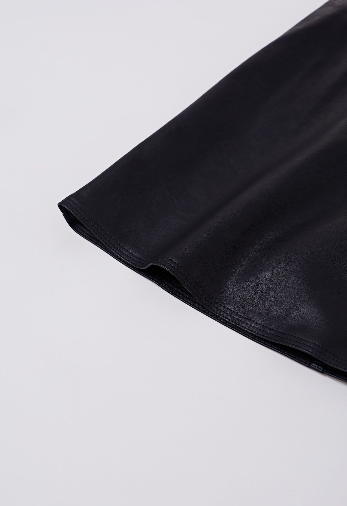 تنورة قصيرة من الجلد الصناعي مزين بأزرار باللون الأسود