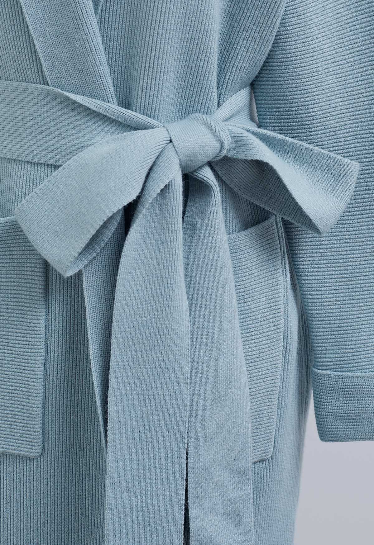 سترة صوفية طويلة متماسكة بحزام وطية صدر السترة باللون الأزرق