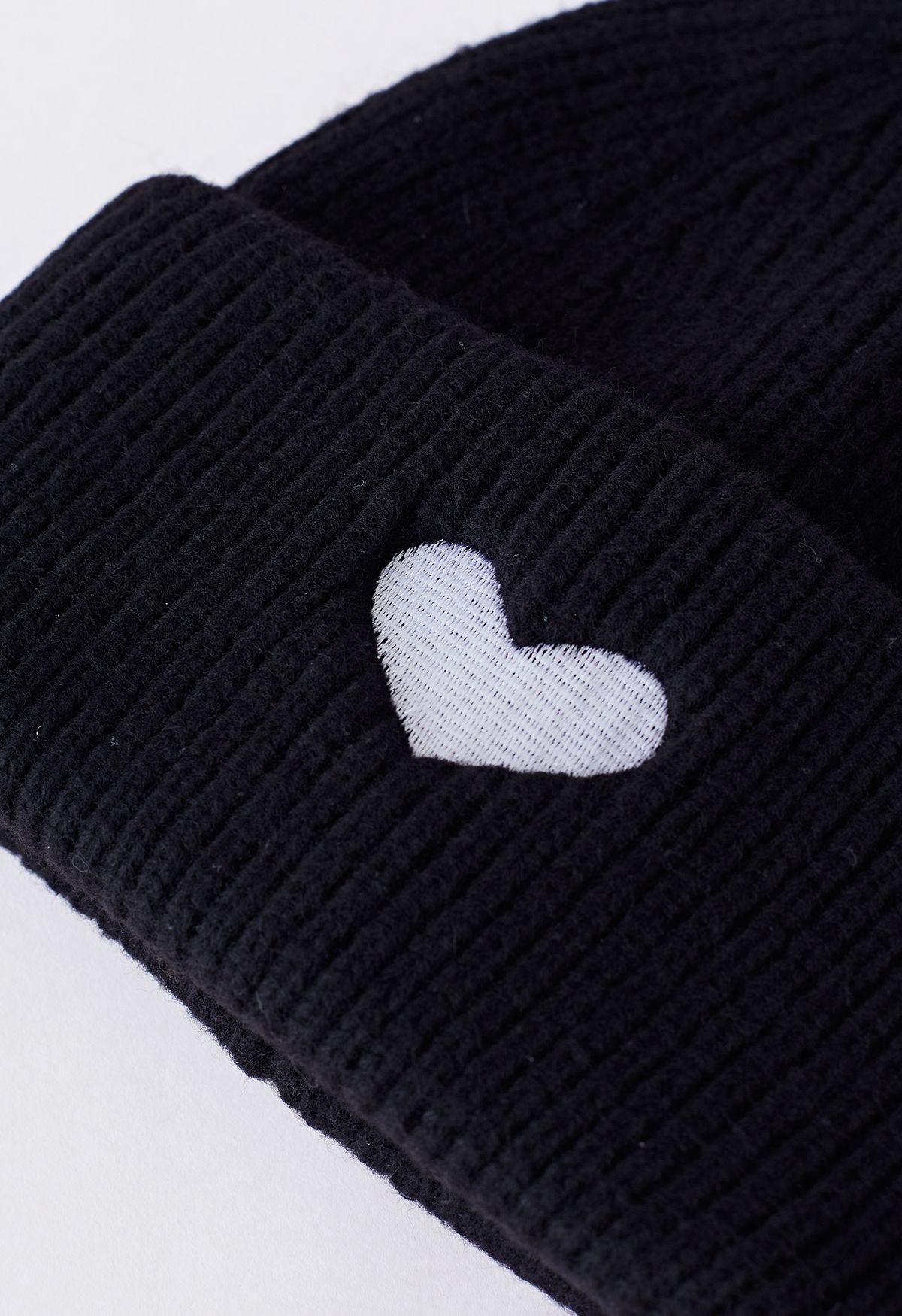 قبعة صغيرة مطوية برقعة القلب باللون الأسود
