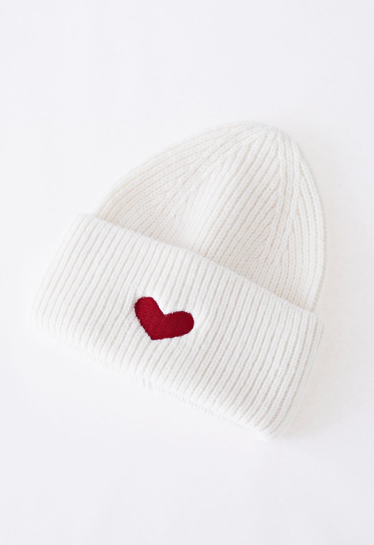 قبعة صغيرة مطوية برقعة القلب باللون الأبيض
