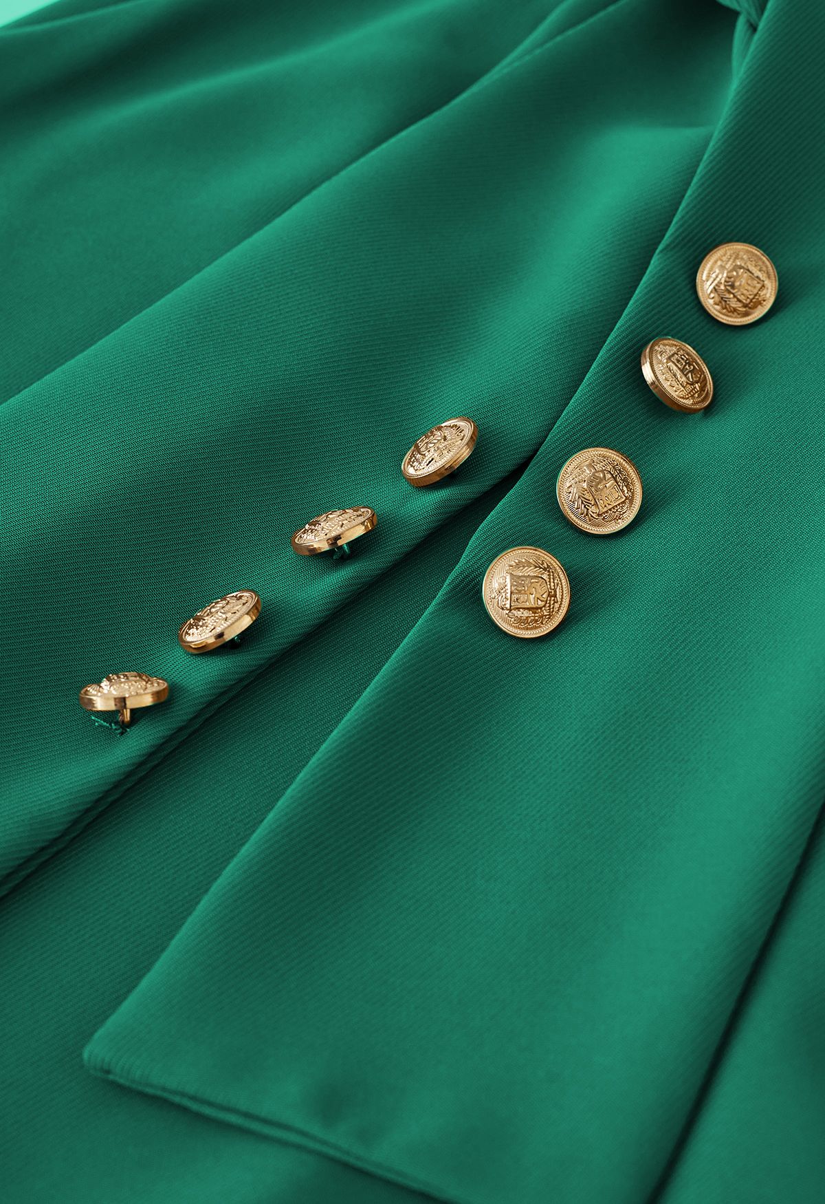تنورة متوسطة الطول بأزرار وحزام باللون الأخضر