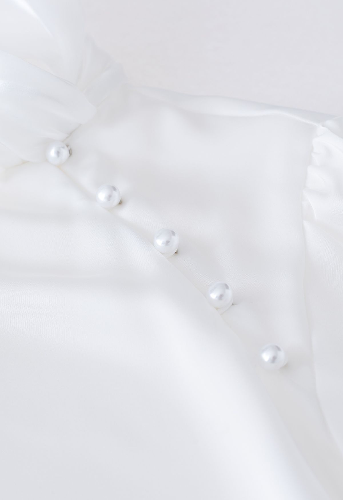 قميص ساتان من الأورجانزا بعقدة اللؤلؤ باللون الأبيض