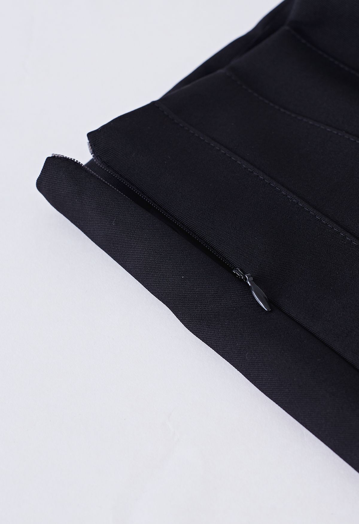 تنورة قصيرة بطيات وحزام باللون الأسود