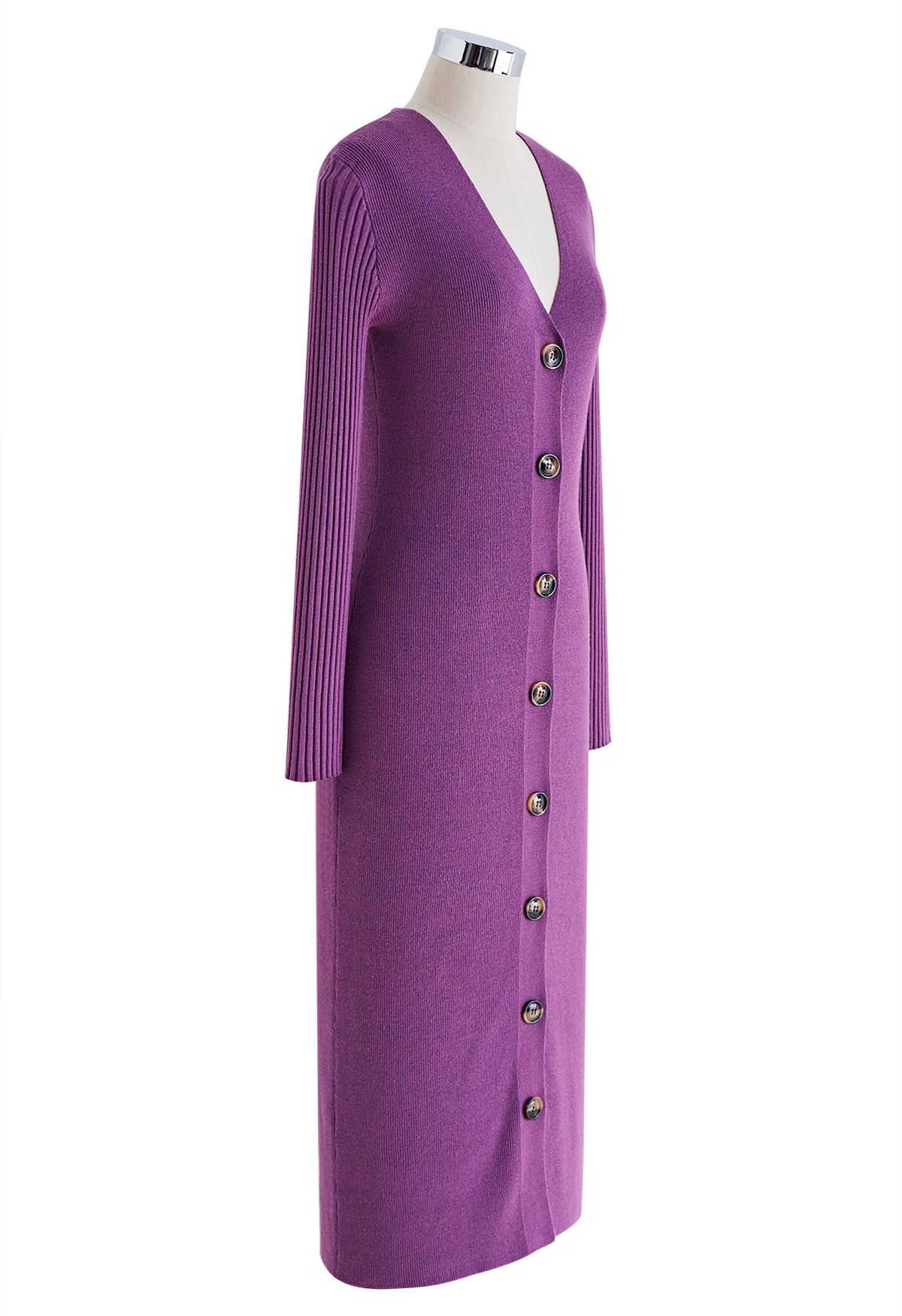 فستان ميدي منسوج بفتحة رقبة على شكل V وأزرار من الأسفل باللون البنفسجي