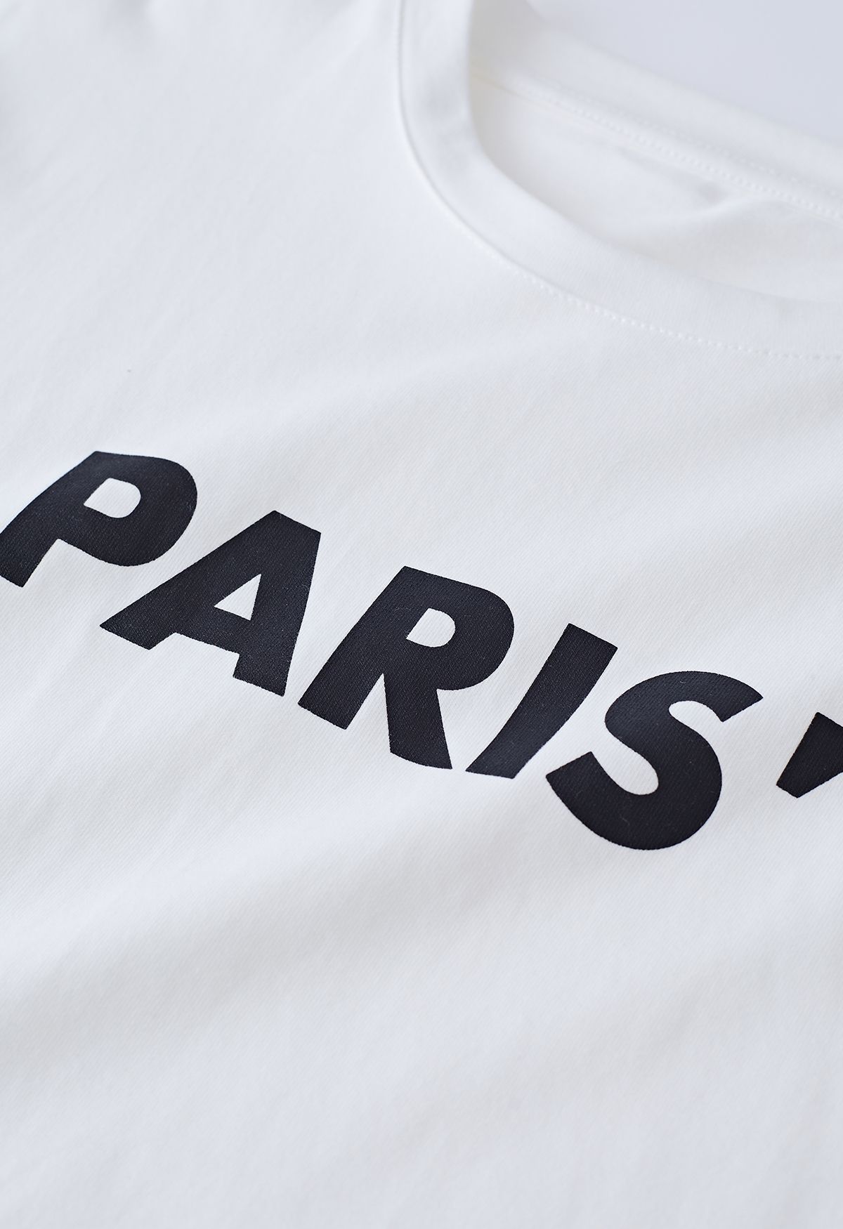 تي شيرت بياقة مستديرة وطبعة باريس باللون الأبيض