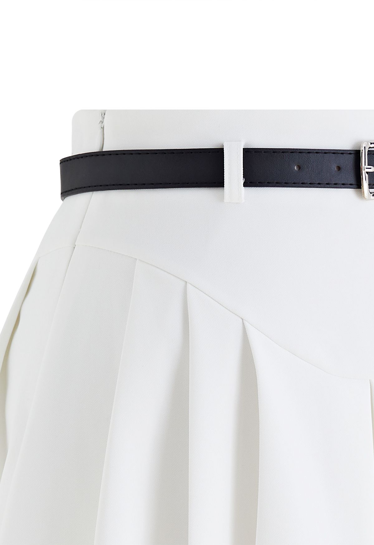 تنورة قصيرة بطيات وحزام بتفاصيل التماس باللون الأبيض