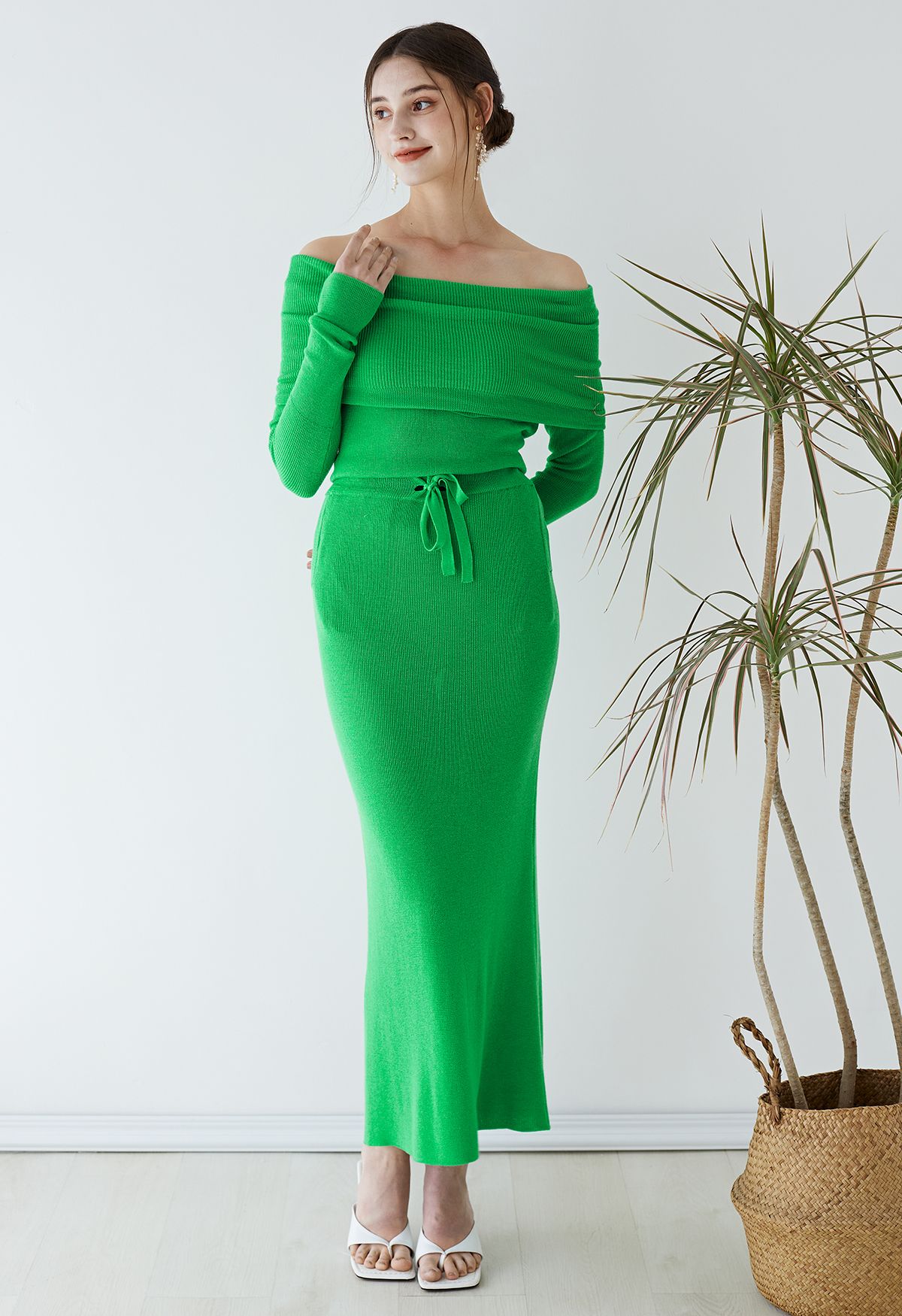تنورة طويلة محبوكة بخصر مرتفع باللون الأخضر