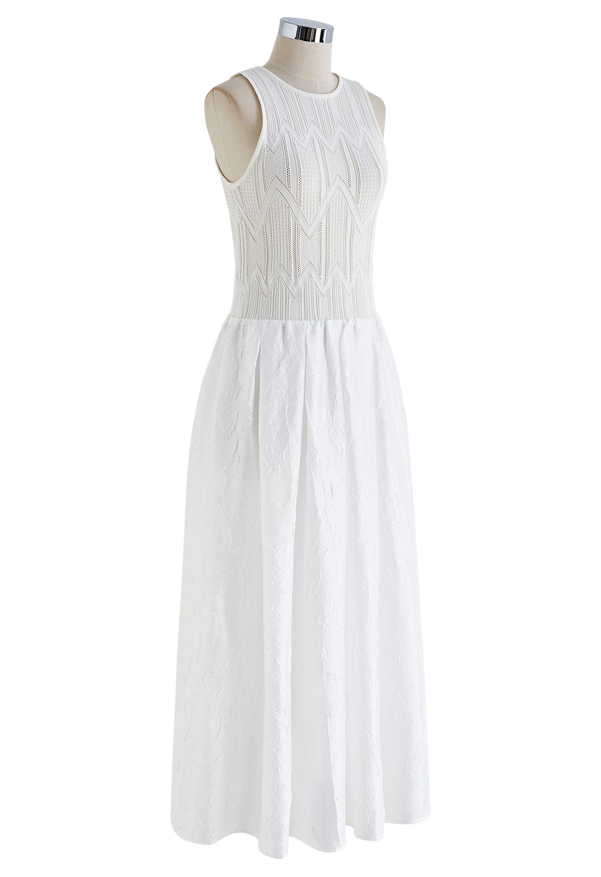 فستان بدون أكمام من نسيج الربط المحبوك باللون الأبيض