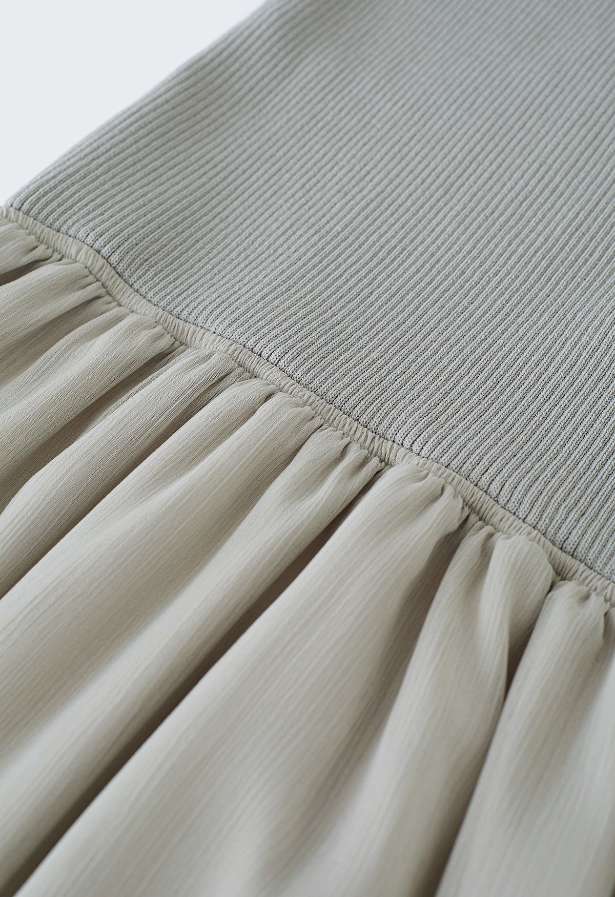فستان شفاف متوسط الطول بياقة رسن متماسكة من المريمية