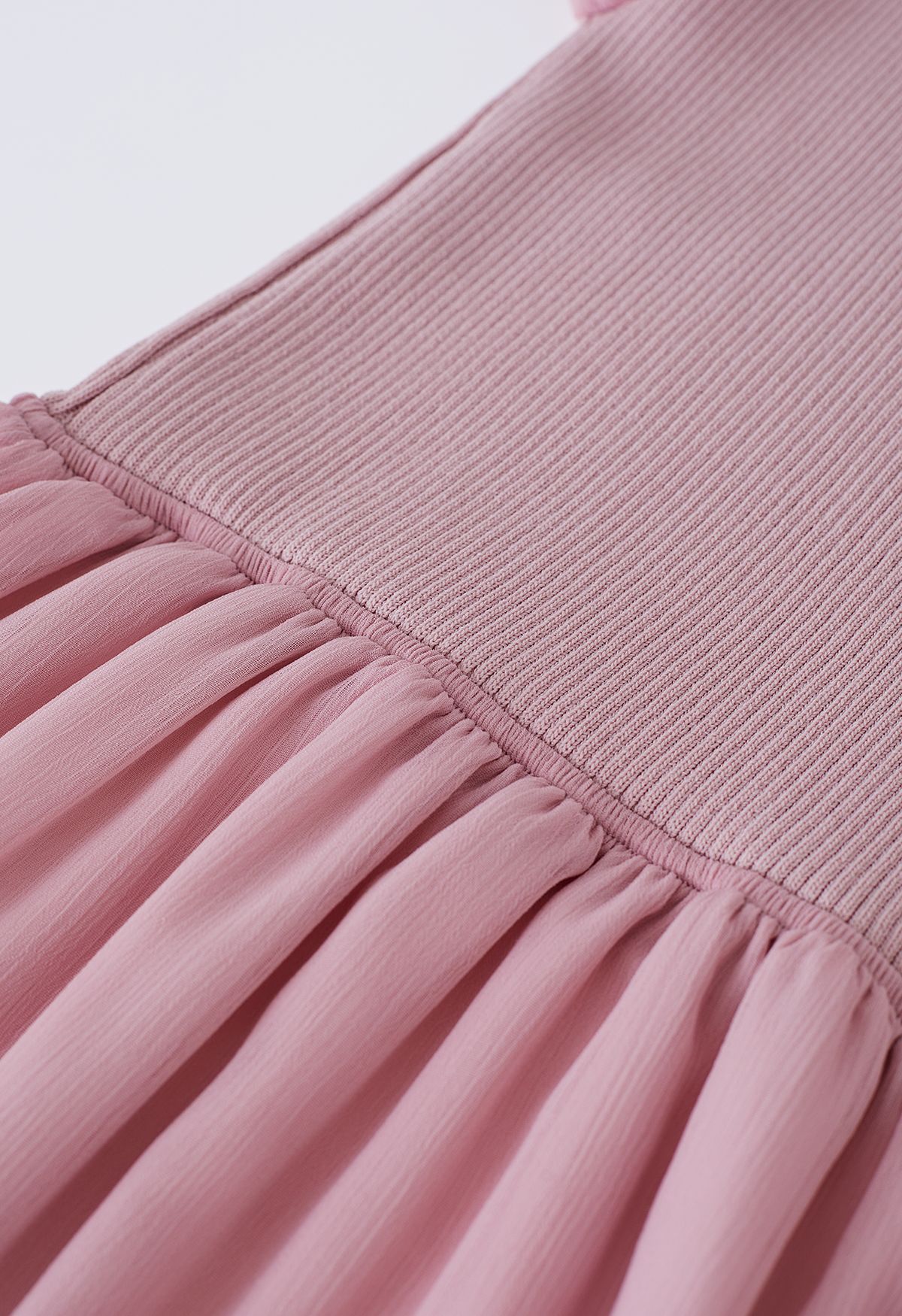 فستان شفاف متوسط الطول بياقة رسن متماسكة باللون الوردي