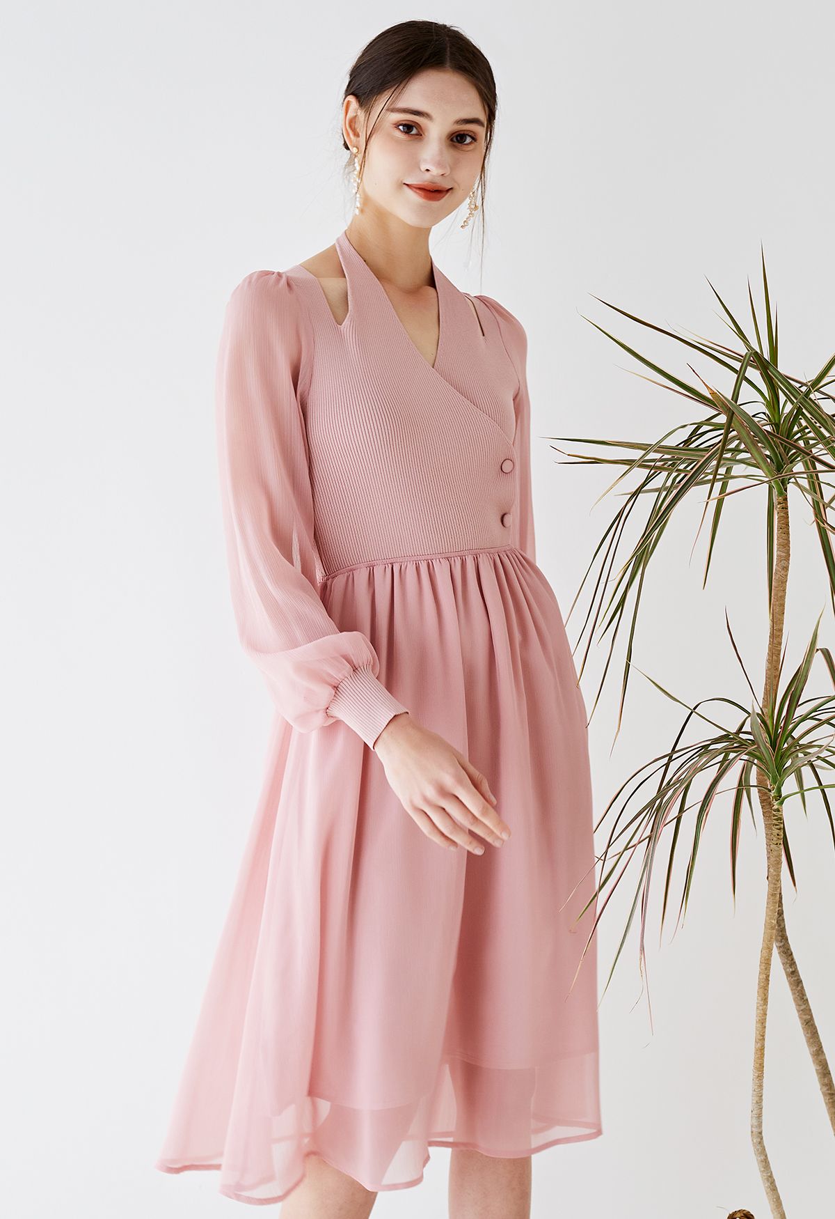 فستان شفاف متوسط الطول بياقة رسن متماسكة باللون الوردي