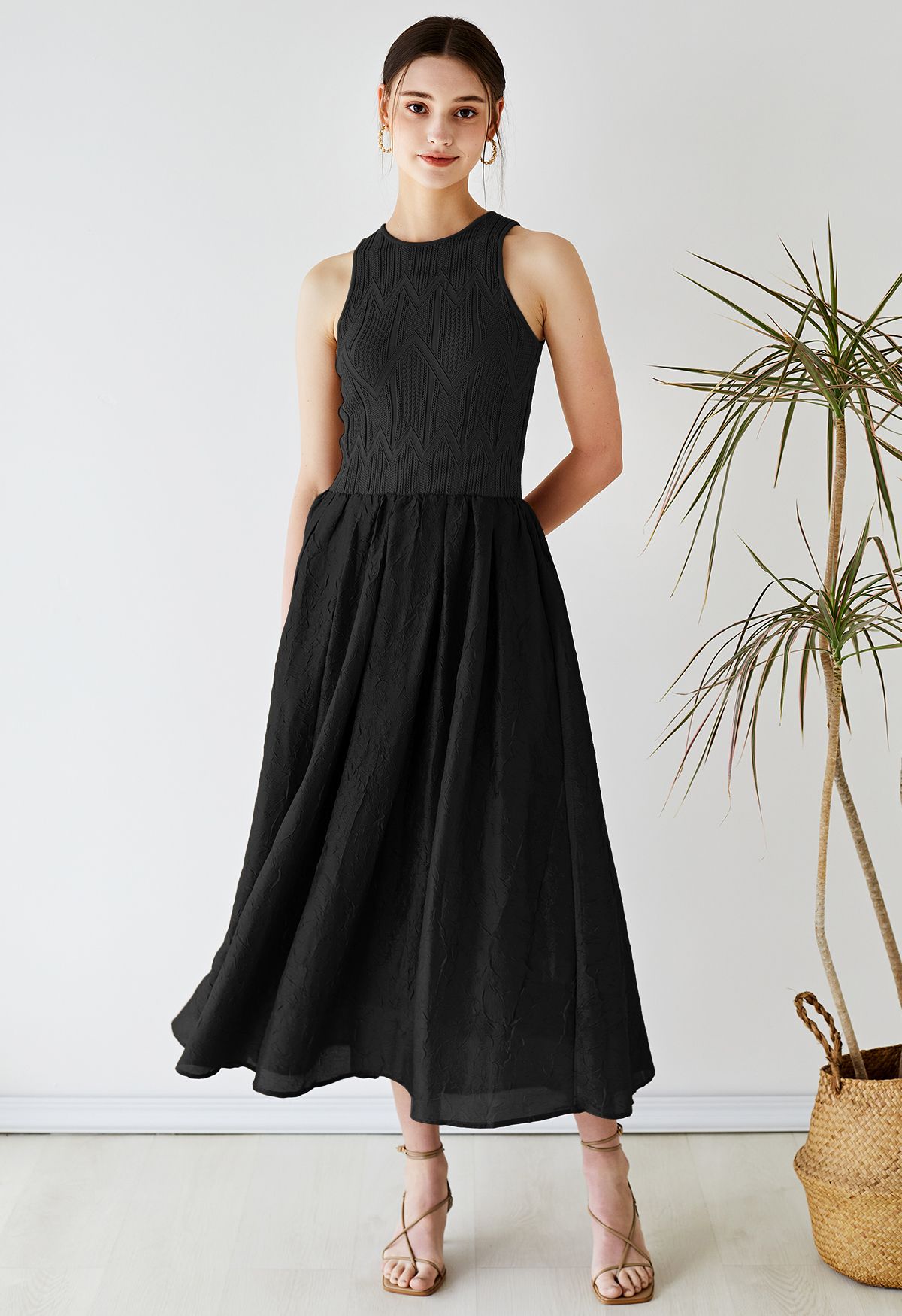 فستان بدون أكمام من نسيج محبوك باللون الأسود