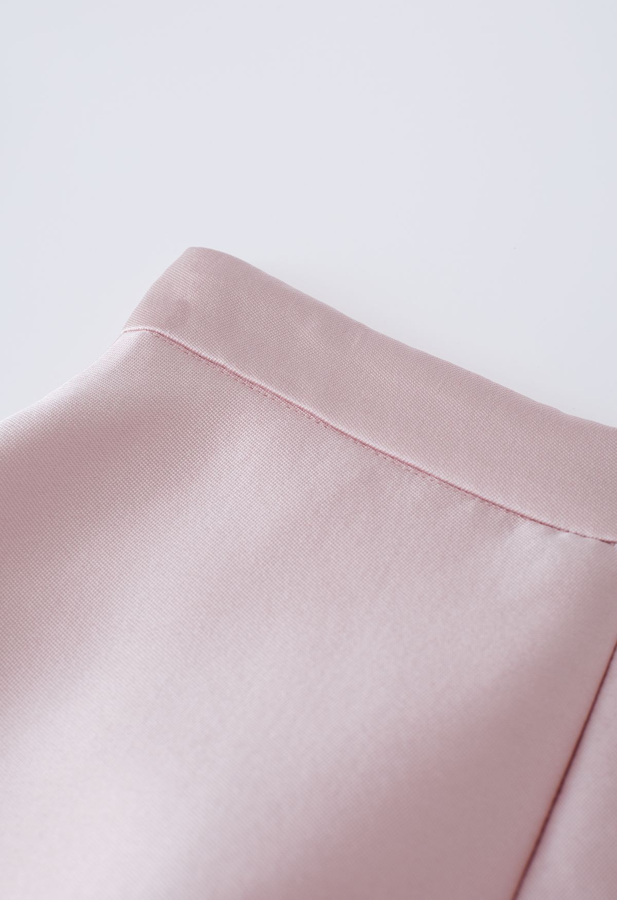 تنورة ميدي مضيئة بخط متموج باللون الوردي